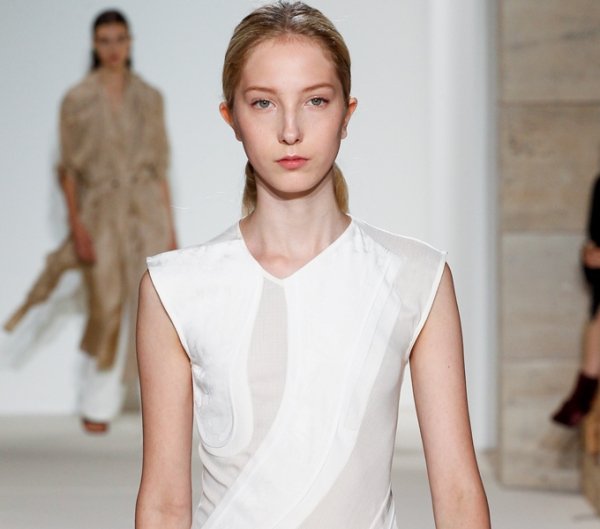 Το look ολοκλήρωσαν τα loose πιασμένα μαλλιά.