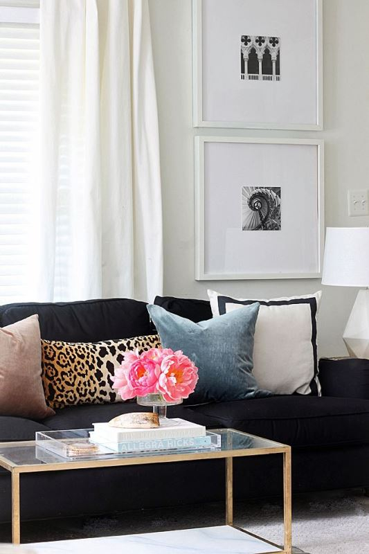 Ένας μαύρος καναπές μπορεί να γίνει το βασικό κομμάτι του καθιστικού σας γύρω από το οποίο θα χτίσετε την υπόλοιπη διακόσμηση.