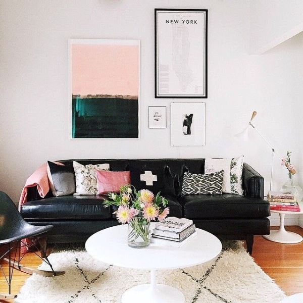 Ένας μαύρος καναπές μπορεί να γίνει το βασικό κομμάτι του καθιστικού σας γύρω από το οποίο θα χτίσετε την υπόλοιπη διακόσμηση.