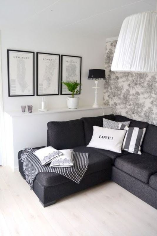 Ένας μαύρος καναπές μπορεί να γίνει το βασικό κομμάτι του καθιστικού σας γύρω από το οποίο θα χτίσετε την υπόλοιπη διακόσμηση.