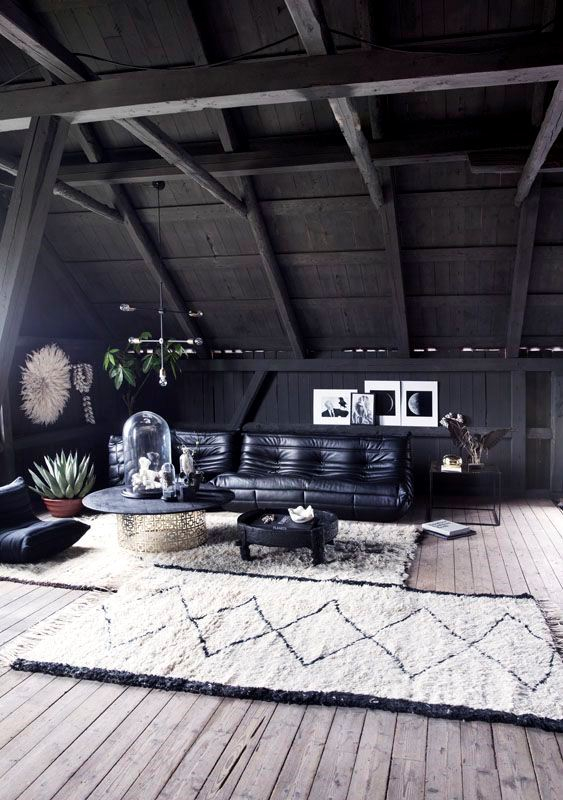 Ένας μαύρος καναπές μπορεί να γίνει το βασικό κομμάτι του καθιστικού σας γύρω από το οποίο θα χτίσετε την υπόλοιπη διακόσμηση.