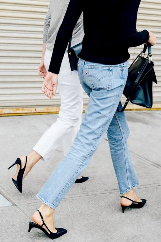 Επιλέξτε slingbacks σε μαύρη απόχρωση για ένα κομψό και preppy αποτέλεσμα. 