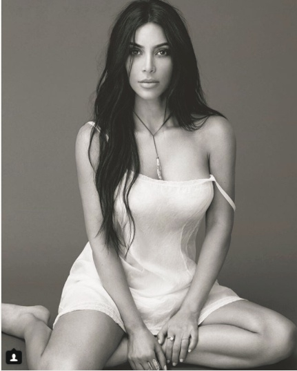 Οι μπούκλες θυμίζουν λίγο από Kim Kardashian το 2014.