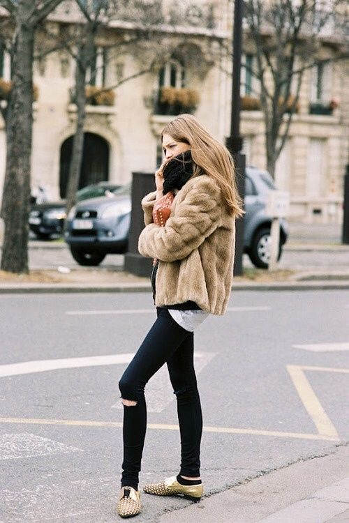  Ή φυσικά, με ένα ωραίο ζευγάρι leggings, ώστε να πιάσετε μαζί και την τάση του athleisure.