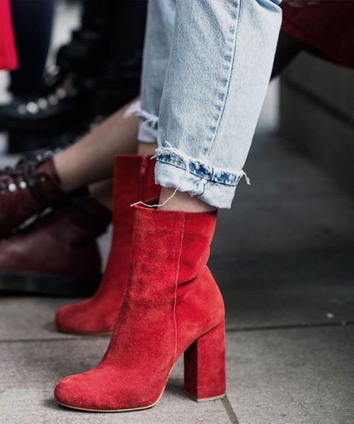 Τα παπούτσια σε κόκκινες αποχρώσεις είναι ίσως το μεγαλύτερο trend της σεζόν.