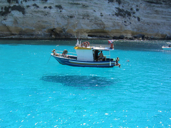 Αυτή η βάρκα είναι πάνω στο νερό!