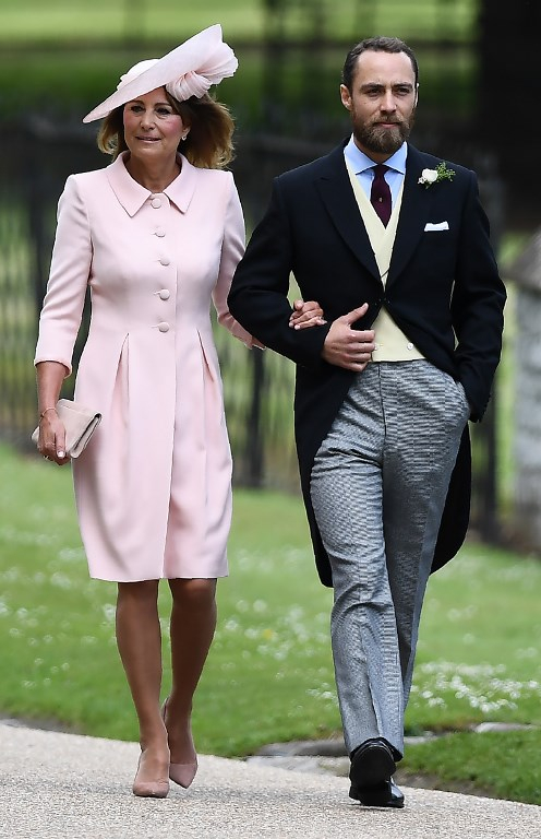 H Carole Middleton, μητέρα της Pippa και ο αδερφός της, James.