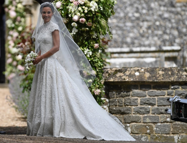Η Pippa Middleton με το Giles Deacon νυφικό της.