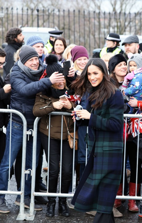 Η Meghan και ο Harry χαιρέτισαν το πλήθος κόσμου που έχει συγκεντρωθεί έξω από το κάστρο του Εδιμβούργου όσο κατευθύνονταν προς την είσοδο