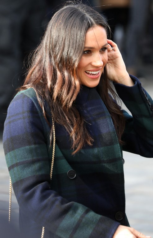 Η Meghan φόρεσε ένα καρό παλτό του οίκου Burberry σε σκούρες μπλε και πράσινες αποχρώσεις