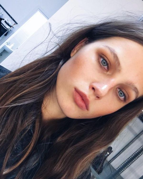 Το highlighter δημιουργεί αντίθεση με τις γήινες αποχρώσεις.