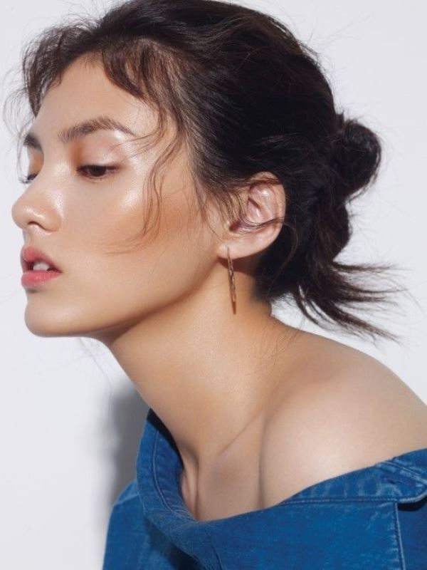 Συνδυάστε το highlighter με ρουζ σε φυσική απόχρωση.