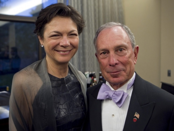 O Michael Bloomberg πολιτικός, επιχειρηματίας και πρώην δήμαρχος της Νέας Υόρκης χώρισε με τη σύζυγό του και έχει από το 2000 σύμφωνο συμβίωσης με την Diana Taylor.
