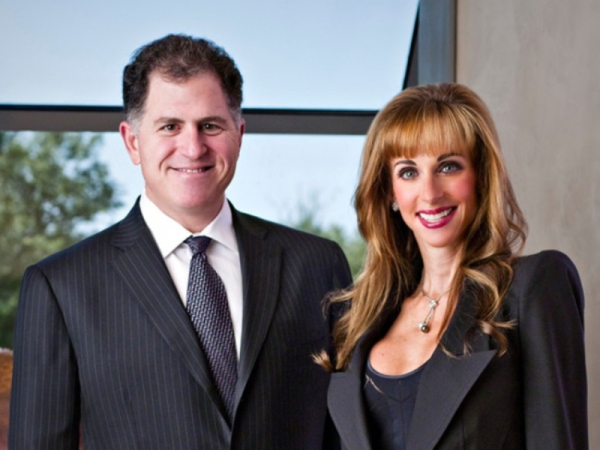 Ο ιδρυτής και CEO της Dell, Michael γνώρισε τη γυναίκα του, Susan Dell σε blind date. Σήμερα έχουν μαζί 4 παιδιά.