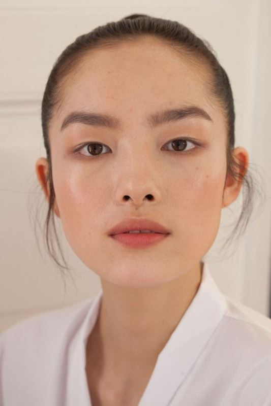Το highlighter αναδεικνύεται όταν το πρόσωπο είναι ενυδατωμένο.