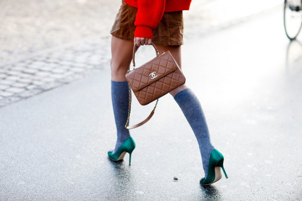 Θα φορούσατε ποτέ τα ψηλοτάκουνά σας με ένα ζευγάρι κάλτσες; Προτείνουμε να το δοκιμάσετε. 