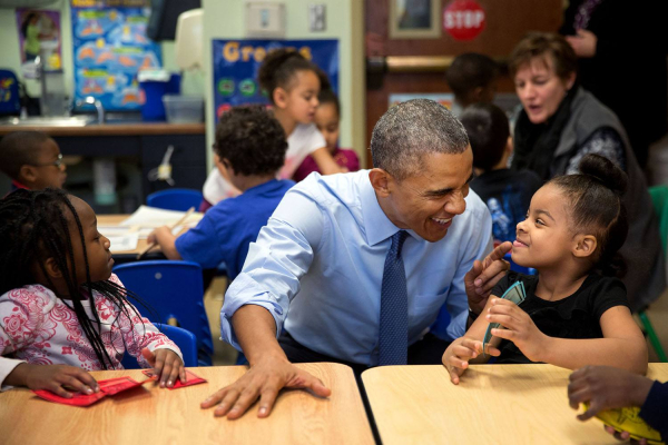 Πάντα αυθόρμητος, απολαμβάνει την παρέα των μικρών του φίλων /Pete Souza/The White House