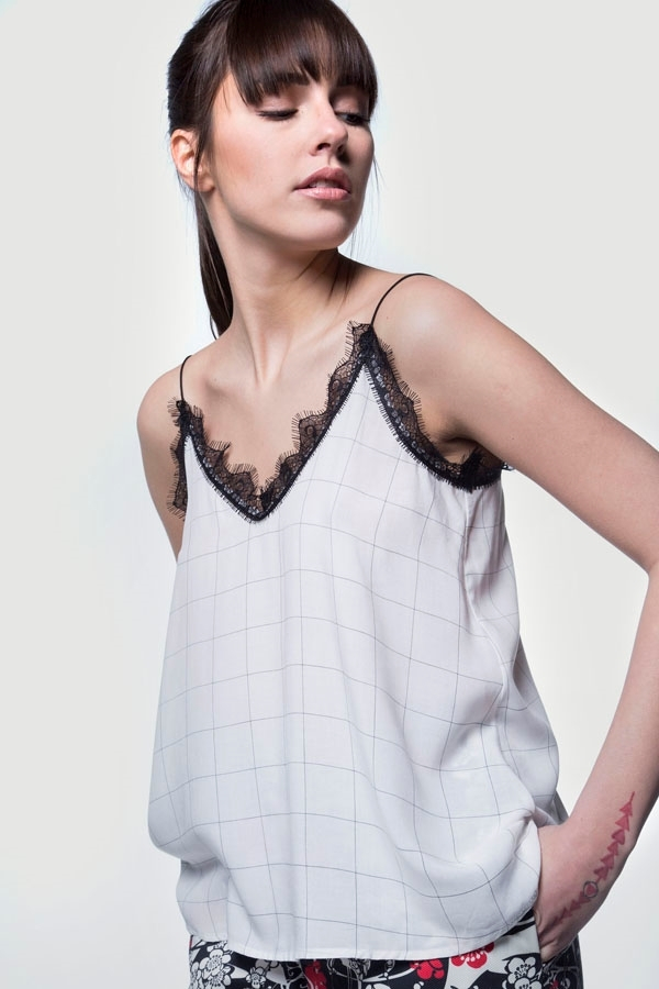 Τοπ με δαντέλα, Helmi