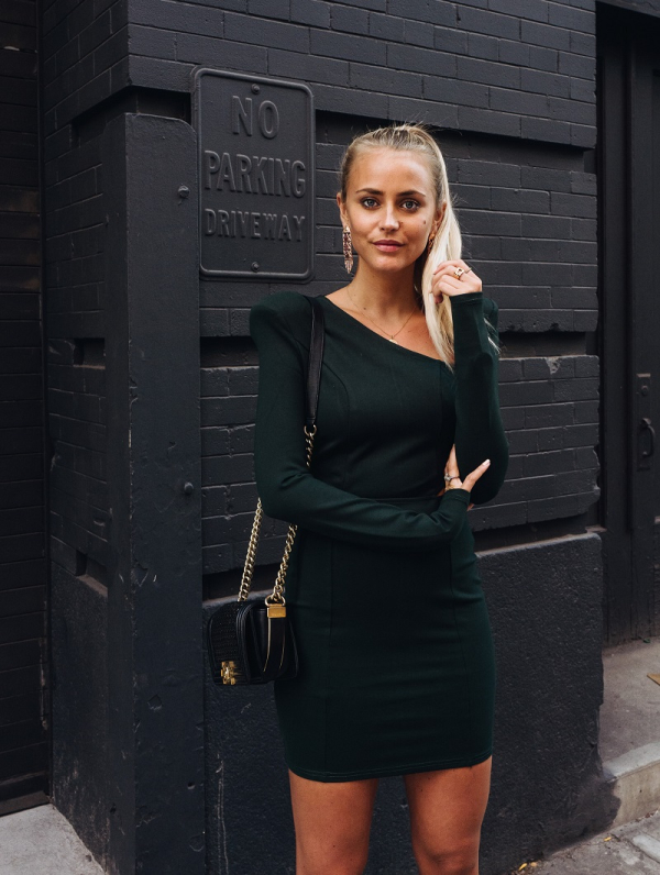 Συνδυάστε ένα πράσινο φόρεμα με μια ωραία chain bag για κομψές βραδινές εμφανίσεις. 