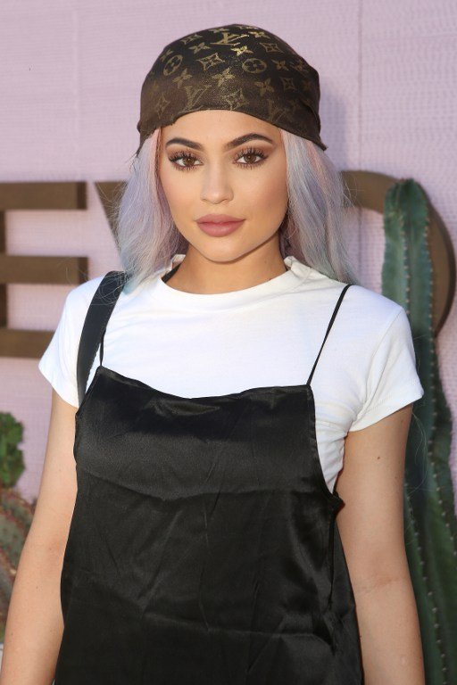 Η Kylie Jenner με πλατινέ μαλλιά και χρωματιστές ανταύγειες.