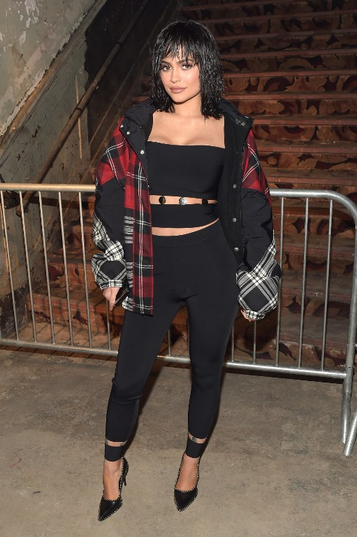 Η Kylie Jenner με αφέλειες και μαύρα μαλλιά.