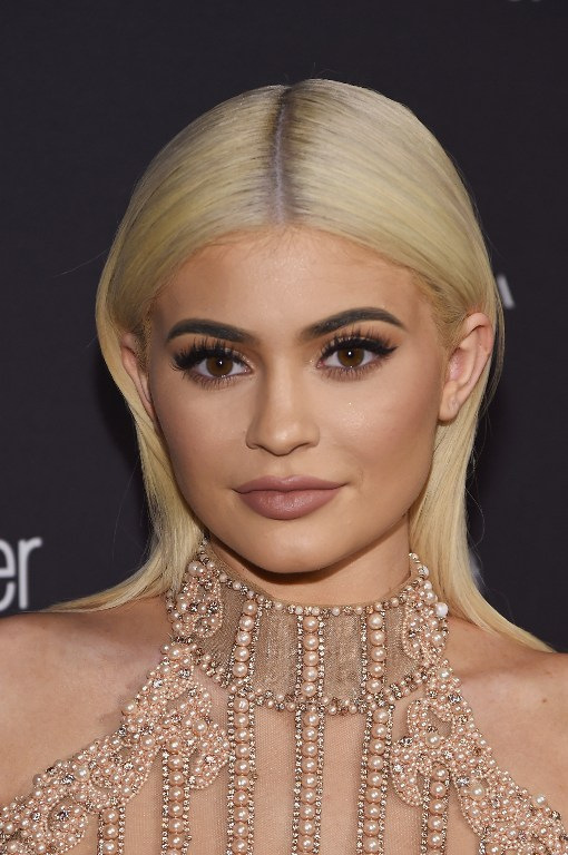 Η Kylie Jenner με πλατινέ, κοντά μαλλιά.