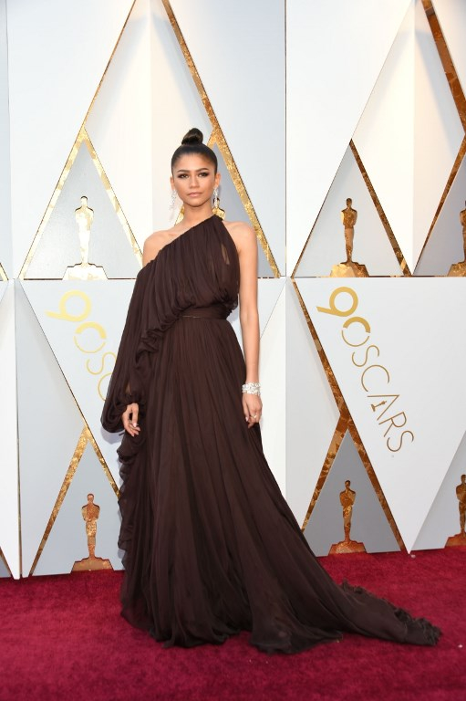 Zendaya με καφέ δημιουργία Giambattista Valli σε αρχαιοελληνική γραμμή