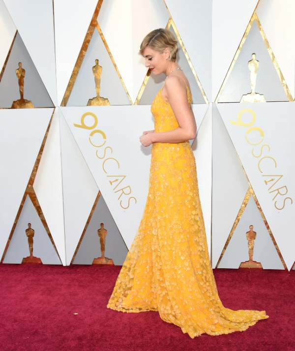 Greta Gerwig με κίτρινη δημιουργία Rodarte