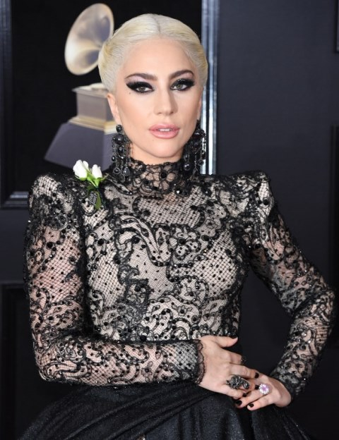 Το εντυπωσιακό smokey look της Lady Gaga ταίριαξε απόλυτα με την ιδιαίτερη πλεξίδα της.