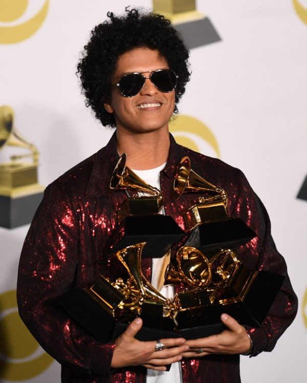 Ο Bruno Mars συνελήφθη το 2010 στο Las Vegas, έχοντας στην κατοχή του μία τσάντα γεμάτη κοκαΐνη. «Ήμουν στο Vegas. Δε σκεφτόμουν», δήλωσε ο τραγουδιστής για ό,τι έγινε.