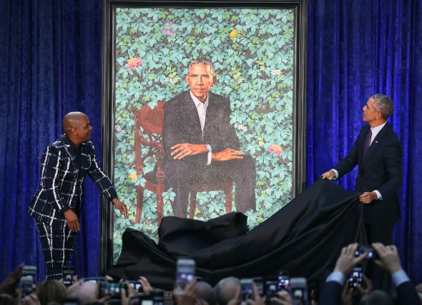 Το πρωί της Δευτέρας, η Εθνική Πινακοθήκη των ΗΠΑ αποκάλυψε τις πιο πρόσφατες προσθήκες της: τα επίσημα πορτραίτα του πρώην προέδρου της Αμερικής Barack Obama και της πρώην Πρώτης Κυρίας Michelle Obama