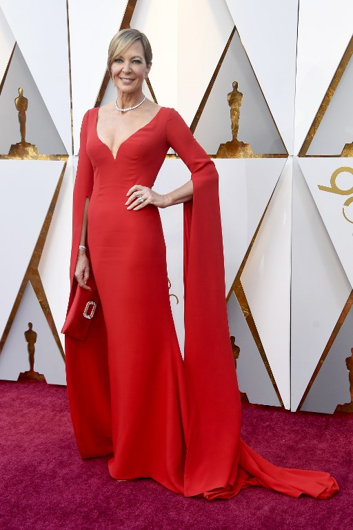 Εντυπωσιακή η Allison Janney με κατακόκκινη Reem Acra δημιουργία και clutch του οίκου Roger Vivier