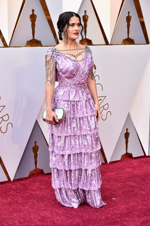 Salma Hayek με Gucci δημιουργία, σε μωβ απόχρωση