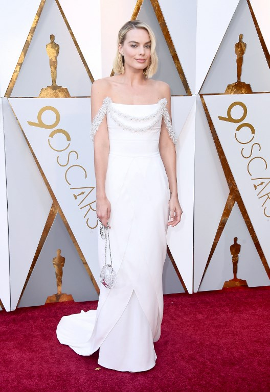 Margot Robbie με λευκή δημιουργία Chanel
