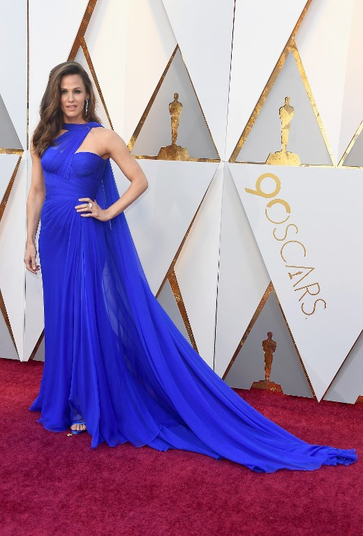 Jennifer Garner εντυπωσιακή με μπλε δημιουργία Atelier Versace