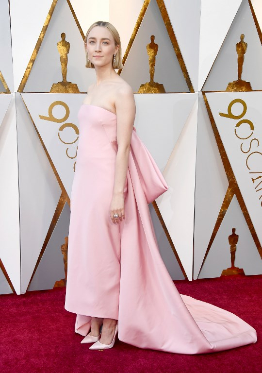 Saoirse Ronan με ροζ δημιουργία Calvin Klein