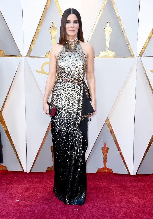Sandra Bullock με εντυπωσιακή δημιουργία Louis Vuitton