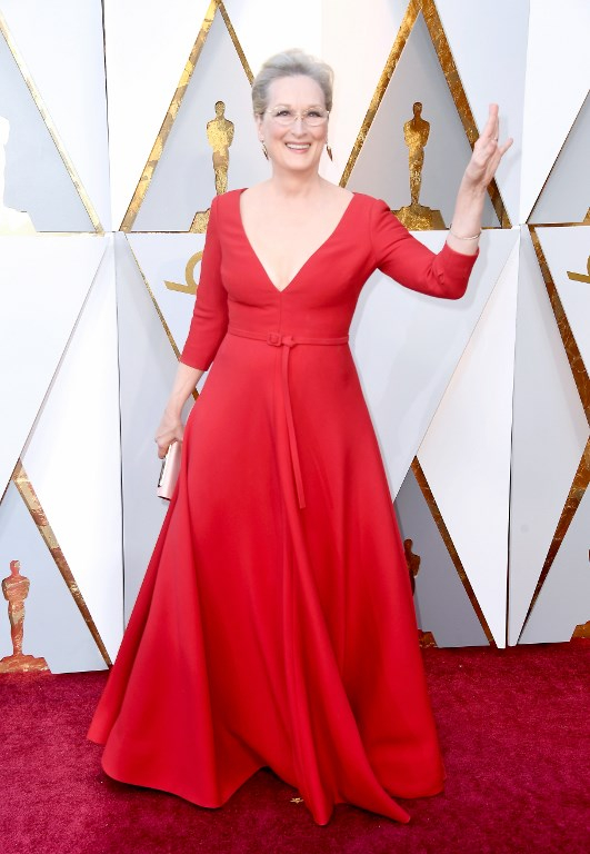 Meryl Streep με κατακόκκινο φόρεμα Dior με βαθύ ντεκολτέ.