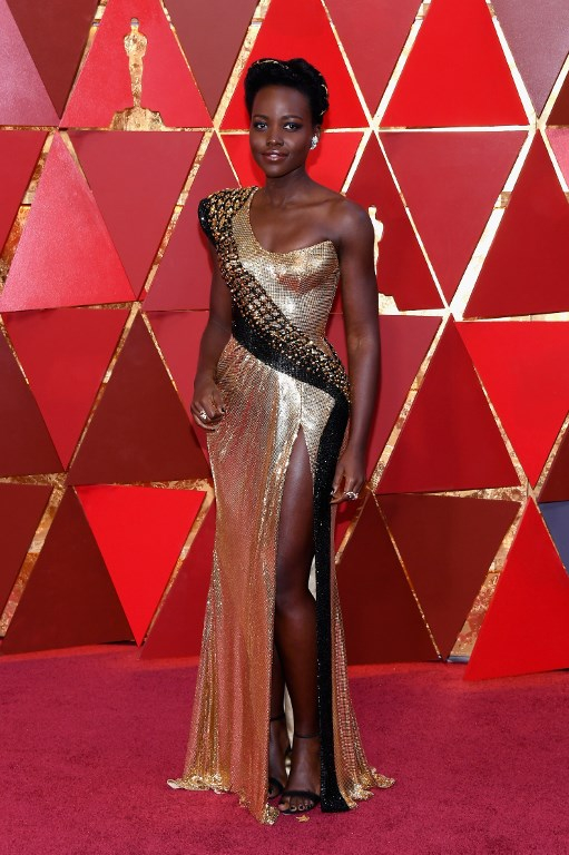 Lupita Nyong΄o με χρυσή δημιουργία Versace