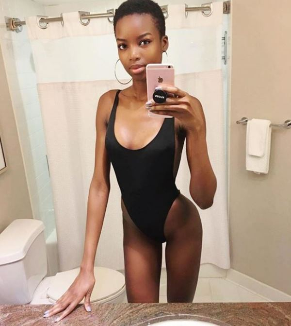 Η Maria Borges μοιράζεται μαζί μας μία selfie από το μπάνιο της.