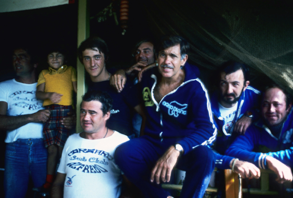 Ο Jacques Mayol με την ομάδα δυτών που τον βοήθησε να σπάσει το ρεκόρ των 100 μέτρων στην Έλμπα το 1976 (photo: Bruno Rizzato)
