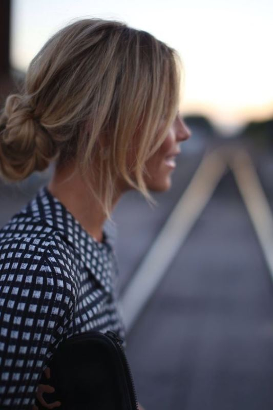 Το messy updo είναι ιδανική επιλογή ακόμα και για βραινή έξοδο.