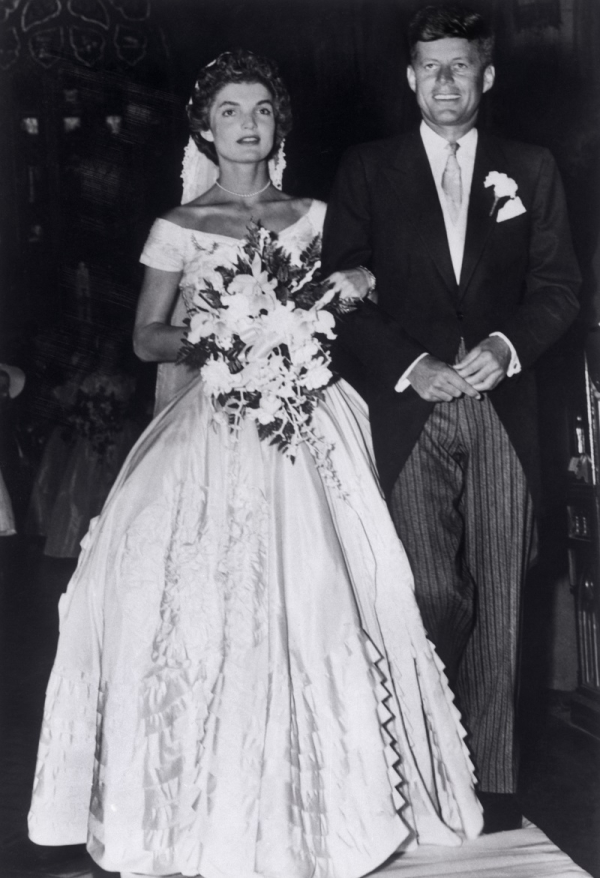 Jacqueline Kennedy. Τον Σεπτέμβριο του 1953, παντρεύτηκε τον John F Kennedy, μέσα σε ένα εντυπωσιακό νυφικό με full skirt, το οποίο ολοκλήρωσε με ένα ζευγάρι λευκά γάντια και ένα μακρύ πέπλο. 