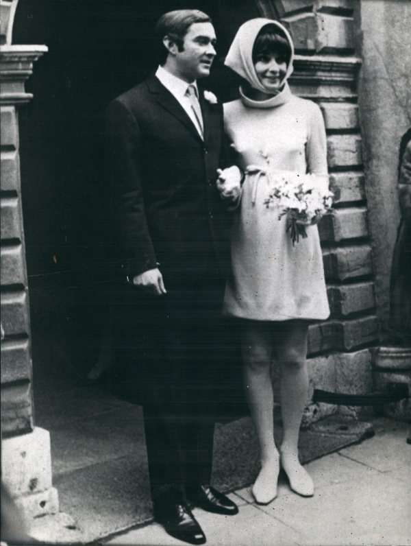 Audrey Hepburn. Το 1969, η γλυκιά ηθοποιός παντρεύτηκε τον Dottore Andrea Dotti, φορώντας ένα μίνι νυφικό με πολύ chic και αριστοκρατικό στιλ. 