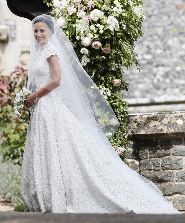 Pippa Middleton. Μέχρι και την τελευταία στιγμή, δεν είχε αποκαλύψει ούτε ένα στοιχείο σχετικά με το νυφικό της. Άξιζε βέβαια η αναμονή, αφού το δαντελένιο φόρεμά της πήρε άριστα.