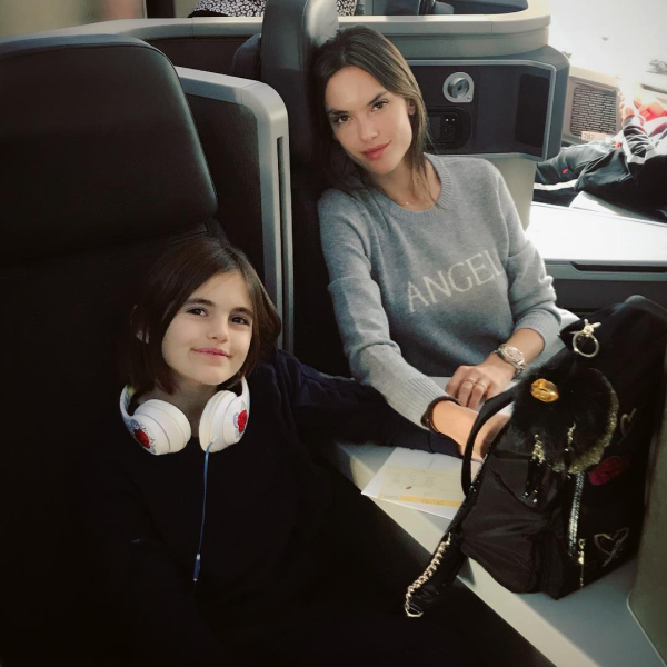 Η Alessandra Ambrosio με την κόρη της στο αεροπλάνο, με ενυδατωμένη επιδερμίδα και σπαστά μαλλιά.