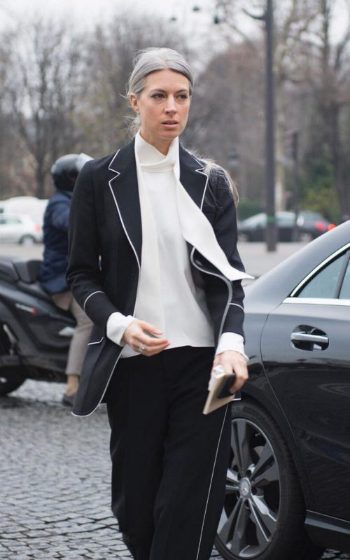 Κάνει χαλαρά updos.