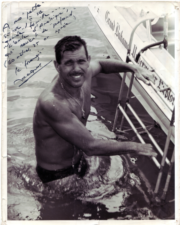 Ο Jacques Mayol επιχειρεί το πρώτο του ρεκόρ ελεύθερης κατάδυσης στα 60 μέτρα, την δεκαετία του 1960s στις Μπαχάμες (photo: Mayol family archives)

