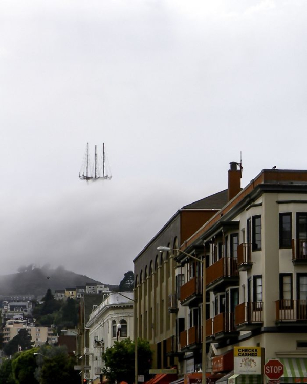 Η γέφυρα του San Francisco δείχνει σα να είναι καράβοι στα σύννεφα.
