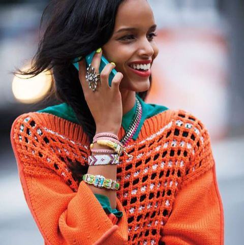 Τολμήστε κόκκινο κραγιόν ακόμα και αν επιλέξετε πουλόβερ σε χρώματα όπως πορτοκαλί και φούξια.